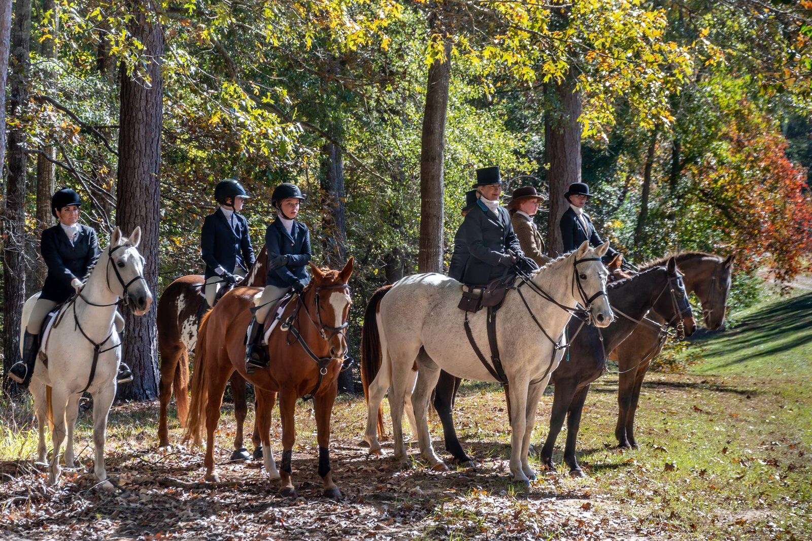 Mounted field of Chula Homa Hounds in their fall country